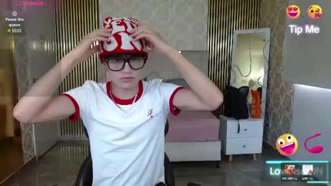 kyler_tay online show from June 21, 11:49 am
