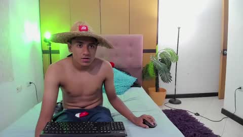 Snapshot of le_petit_princeb612 chatting on December 29, 5:01 pm  andres  online show from December 29, 5:01 pm