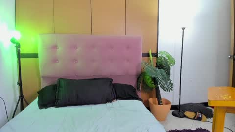 Snapshot of le_petit_princeb612 chatting on December 27, 6:14 am  andres  online show from December 27, 6:14 am