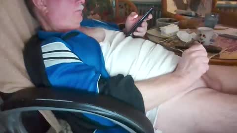 Snapshot of loewe39238 chatting on January 2, 8:06 am loewe39238 online show from January 2, 8:06 am