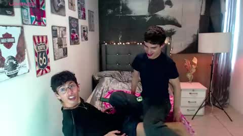 Snapshot of maik_x_dave chatting on October 17, 3:27 pm MAIK AND DAVE online show from October 17, 3:27 pm