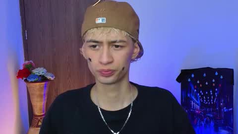 mattias     online show from March 17, 5:43 am