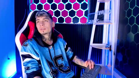 Max online show from April 12, 3:09 am