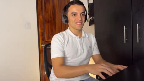 Max Lancaster online show from December 7, 8:38 pm