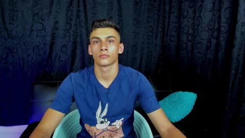 Snapshot of max_wild01 chatting on December 11, 4:40 am MAX     online show from December 11, 4:40 am
