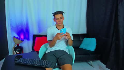 Snapshot of max_wild01 chatting on March 12, 6:33 pm MAX     online show from March 12, 6:33 pm