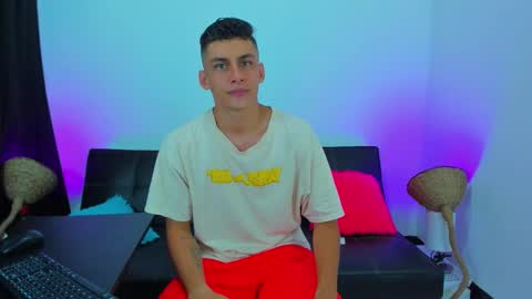 Snapshot of max_wild01 chatting on October 23, 2:53 pm MAX     online show from October 23, 2:53 pm