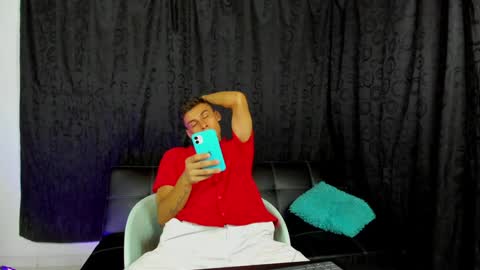 Snapshot of max_wild01 chatting on December 25, 9:45 am MAX     online show from December 25, 9:45 am