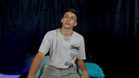 Snapshot of max_wild01 chatting on December 12, 7:52 am MAX     online show from December 12, 7:52 am