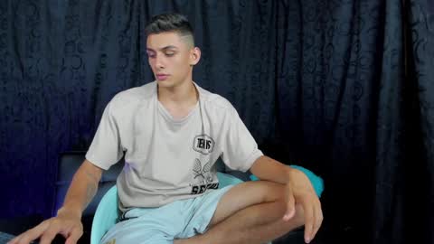 Snapshot of max_wild01 chatting on December 24, 8:55 am MAX     online show from December 24, 8:55 am