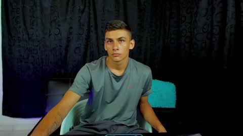 Snapshot of max_wild01 chatting on December 18, 7:47 am MAX     online show from December 18, 7:47 am
