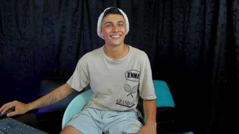 Snapshot of max_wild01 chatting on December 23, 10:44 pm MAX     online show from December 23, 10:44 pm