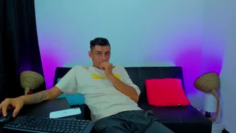 Snapshot of max_wild01 chatting on October 8, 5:28 pm MAX     online show from October 8, 5:28 pm