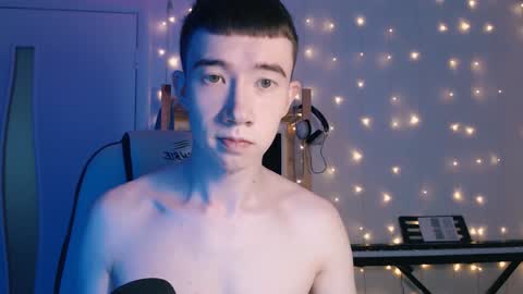 Snapshot of max_zife chatting on December 6, 8:05 am Max online show from December 6, 8:05 am