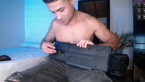 Snapshot of maxi_mux1 chatting on January 4, 2:25 am MAXI      online show from January 4, 2:25 am