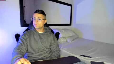 Snapshot of maxi_mux1 chatting on October 20, 2:04 am MAXI      online show from October 20, 2:04 am