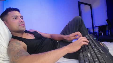 Snapshot of maxi_mux1 chatting on December 4, 5:05 am MAXI      online show from December 4, 5:05 am