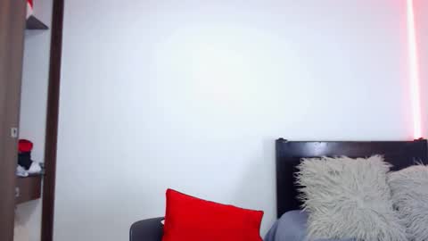 Independent Model online show from December 16, 2:07 am