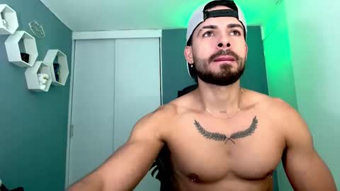 Snapshot of maxtowers chatting on October 22, 1:20 am Maxi online show from October 22, 1:20 am