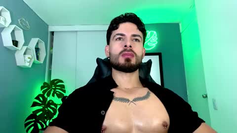 Snapshot of maxtowers chatting on October 25, 2:02 am Maxi online show from October 25, 2:02 am