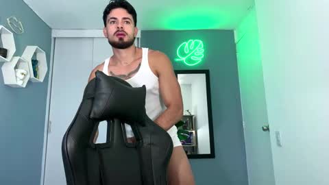 Snapshot of maxtowers chatting on October 16, 10:40 pm Maxi online show from October 16, 10:40 pm