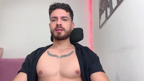 Snapshot of maxtowers chatting on January 5, 1:13 am Maxi online show from January 5, 1:13 am