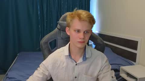 Snapshot of meow_mickey chatting on October 25, 8:38 am Mickey online show from October 25, 8:38 am