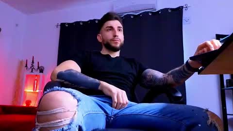 MightyAaron online show from February 5, 6:42 am