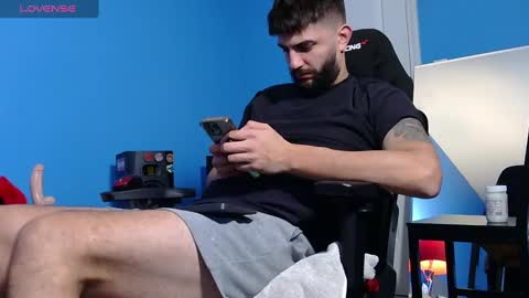 Snapshot of mikehawk1589 chatting on March 7, 10:02 am mikehawk1589 online show from March 7, 10:02 am