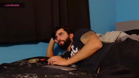 Snapshot of mikehawk1589 chatting on December 16, 7:26 am mikehawk1589 online show from December 16, 7:26 am