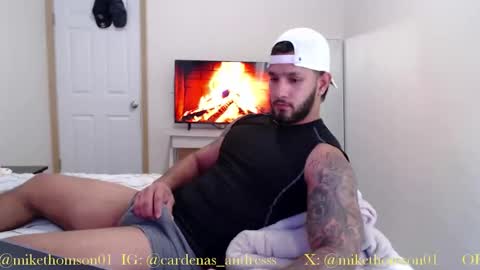 Snapshot of mikethomson01 chatting on October 29, 9:40 pm Mike online show from October 29, 9:40 pm