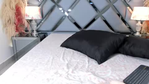 milan_lewiss online show from September 29, 11:52 am