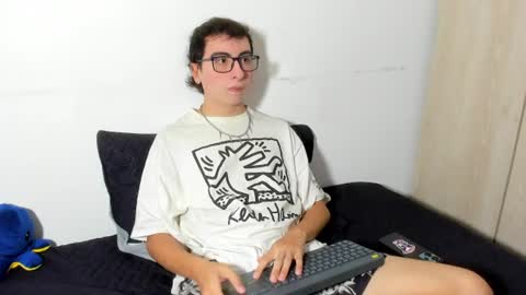 milogm_ online show from July 1, 7:47 pm