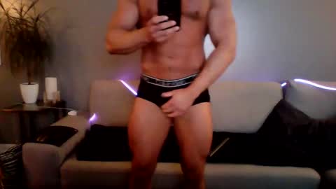 Snapshot of musclebigdd chatting on March 1, 3:32 am musclebigdd online show from March 1, 3:32 am