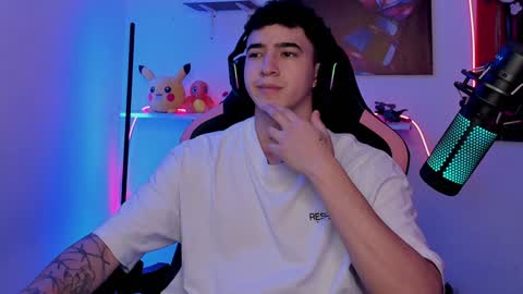 Snapshot of naranjo_seb chatting on February 4, 2:39 am sebastian online show from February 4, 2:39 am