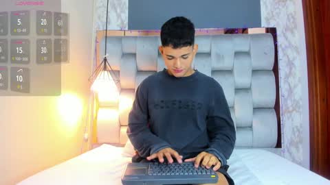 Snapshot of niall_falcon chatting on January 7, 12:48 pm Niall  online show from January 7, 12:48 pm