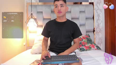 Snapshot of niall_falcon chatting on December 4, 1:09 pm Niall  online show from December 4, 1:09 pm