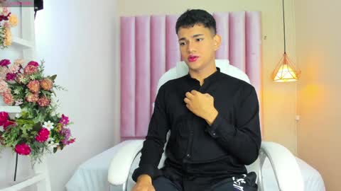 Snapshot of niall_falcon chatting on December 28, 12:47 pm Niall  online show from December 28, 12:47 pm