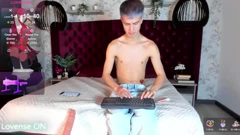 Snapshot of nick_torn chatting on October 5, 12:53 pm Nick  online show from October 5, 12:53 pm