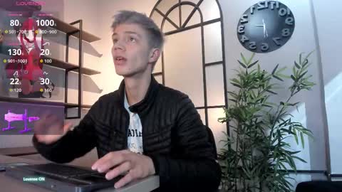Snapshot of nick_torn chatting on October 13, 12:22 pm Nick  online show from October 13, 12:22 pm