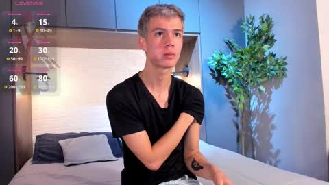 Snapshot of nick_torn chatting on October 23, 12:41 pm Nick  online show from October 23, 12:41 pm