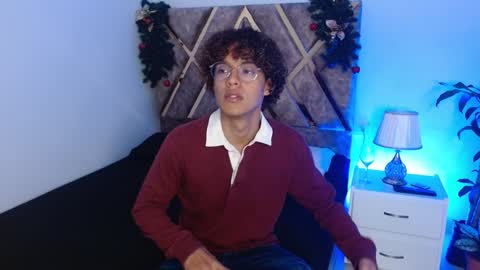 Snapshot of nickolas_moon chatting on December 19, 12:23 pm Nickolas Muoz online show from December 19, 12:23 pm