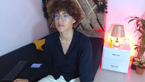 Snapshot of nickolas_moon chatting on December 18, 12:51 pm Nickolas Muoz online show from December 18, 12:51 pm