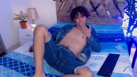 Snapshot of nickolas_moon chatting on December 16, 1:54 pm Nickolas Muoz online show from December 16, 1:54 pm