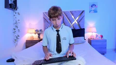 Snapshot of nickolas_moon chatting on October 24, 10:44 pm Nickolas Muoz online show from October 24, 10:44 pm