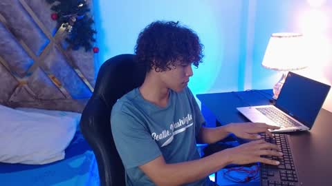 Snapshot of nickolas_moon chatting on December 28, 10:02 pm Nickolas Muoz online show from December 28, 10:02 pm