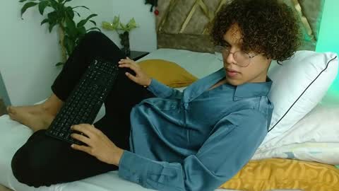 Snapshot of nickolas_moon chatting on December 29, 9:09 pm Nickolas Muoz online show from December 29, 9:09 pm