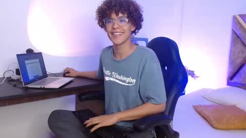 Snapshot of nickolas_moon chatting on February 14, 12:19 am Nickolas Muoz online show from February 14, 12:19 am