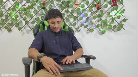 nicky online show from December 7, 7:54 pm