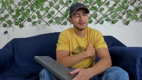 nicky online show from March 8, 8:02 pm